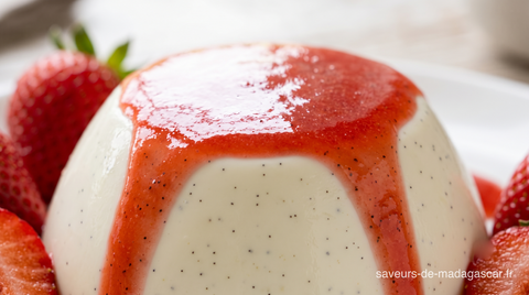 Panna cotta à la vanille de Madagascar nappée de coulis de fraises