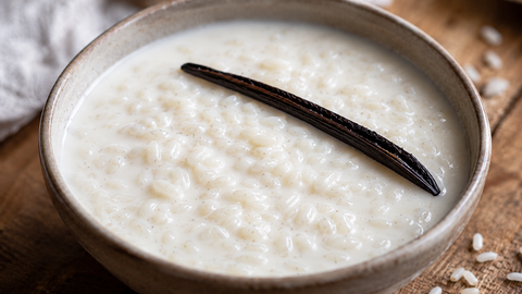 Bol de riz au lait dessert à la vanille de Madagascar, grains blancs et graines de vanille