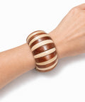 Bracelet manchette palissandre et os de zébu porté au poignet, brun et crème, artisanat malgache