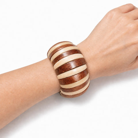 Bracelet manchette palissandre et os de zébu porté au poignet, brun et crème, artisanat malgache