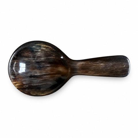 Grande cuillère à riz taillée d'une seule pièce dans une corne de zébu, cuilleron large et manche court