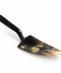 Pelle à tarte taillée d'une seule pièce dans une corne de zébu, du noir au blond translucide, artisanat de Madagascar