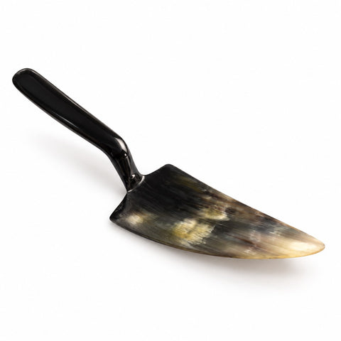 Pelle à tarte taillée d'une seule pièce dans une corne de zébu, du noir au blond translucide, artisanat de Madagascar