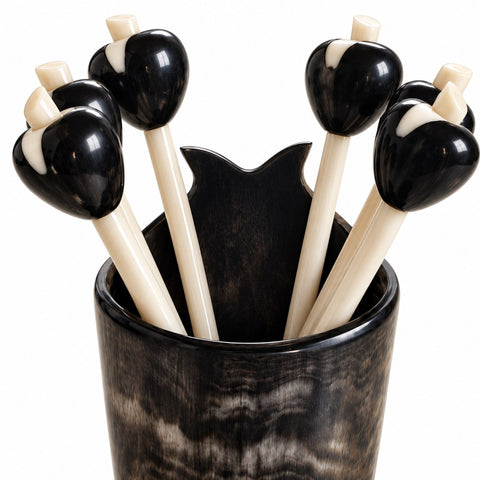 Détail des têtes en corne noire sculptées en bouton sur tige d'os poli